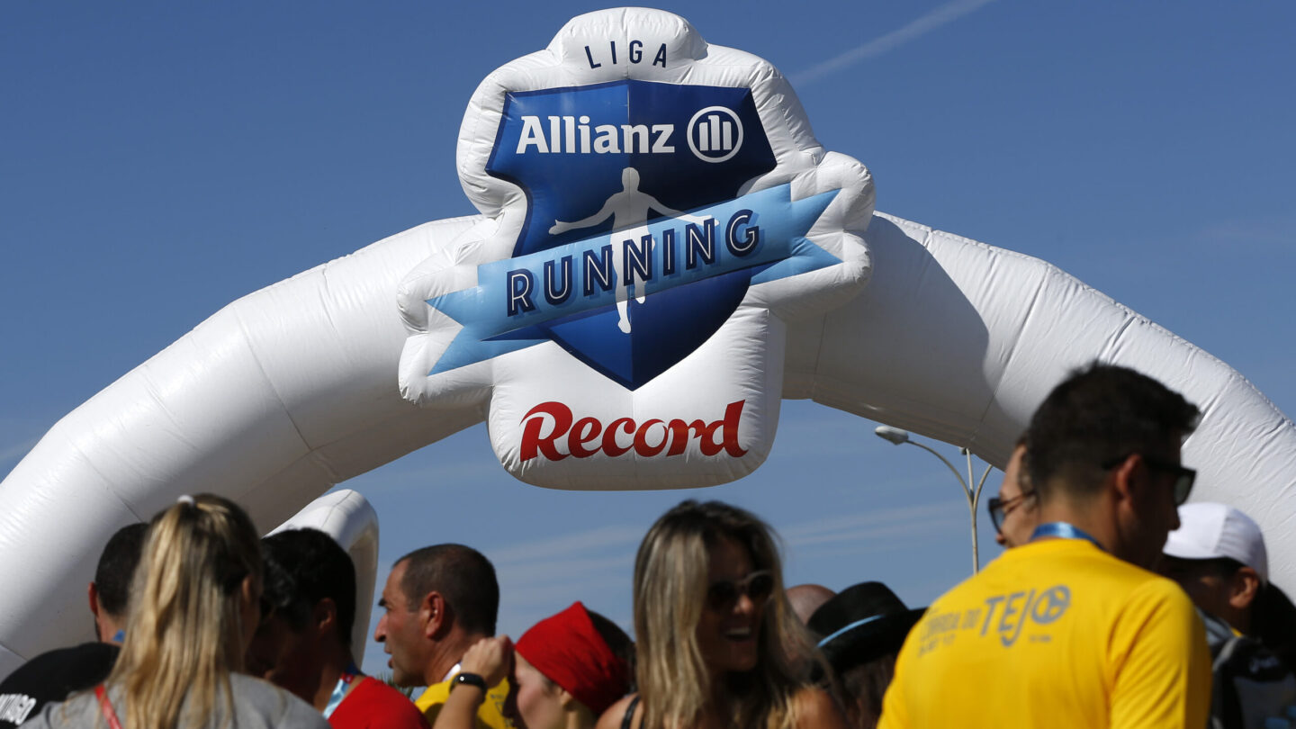 Publicidade à Liga Allianz by Record no recinto do evento. Marketing.